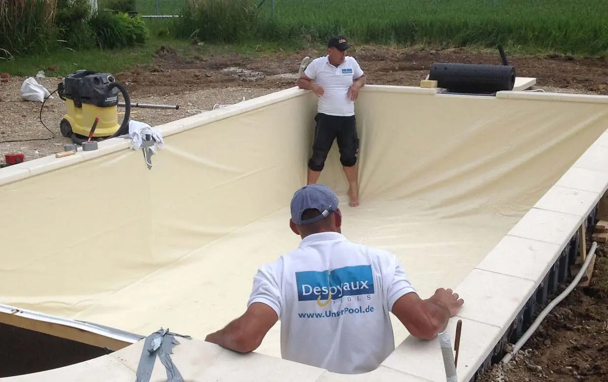 Pool bauen Liner einpassen Schwimmbecken Essen