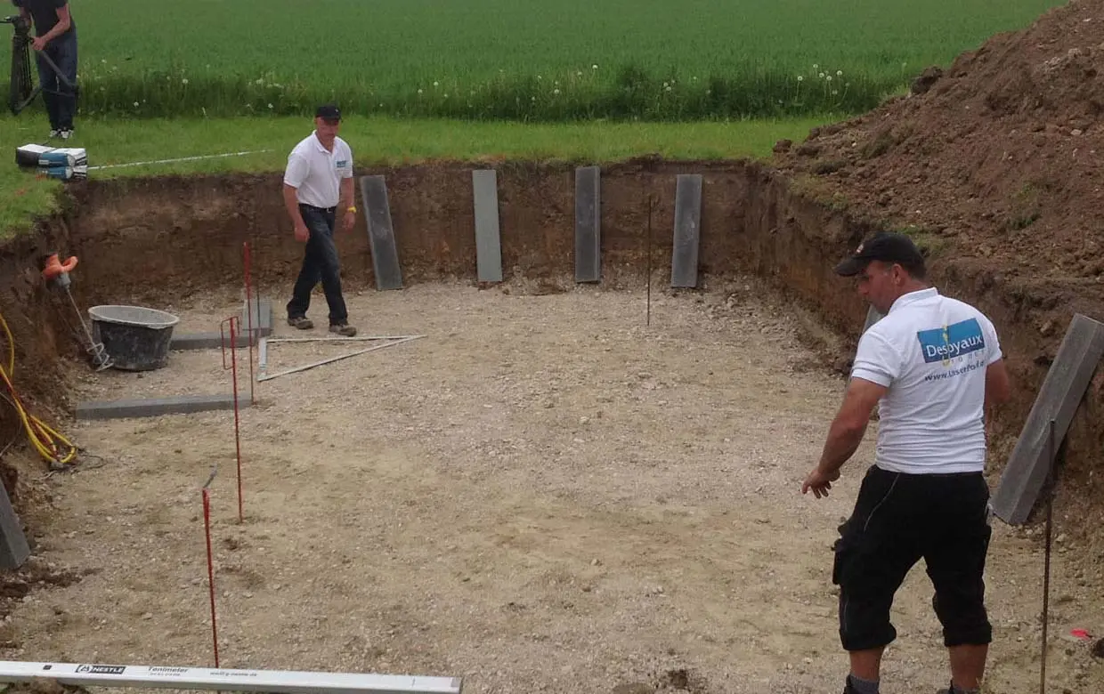 Vorbereitungen Poolbau Essen Rabatten setzen